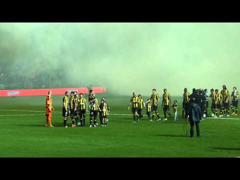 "Partido inaugural del Estadio "Campeón del Siglo": El primer recibimiento de los hinchas" Barra: Barra Amsterdam &bull; Club: Peñarol