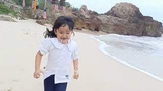 Download lagu NAY LIBURAN KE PANTAI MAIN ISTANA PASIR | Nay and family mp3