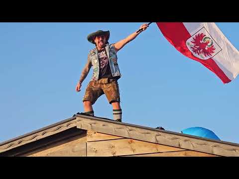 @analphabeten_tirol  - Ein gutes Zeichen wenn es beim Soundcheck schon so abgeht! - @wackentv 25