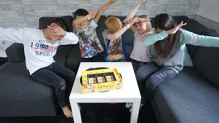 Levande Charader Roligt barnspel. Barn leker roligt spel!