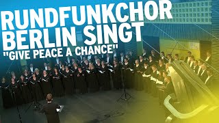 Zeichen gegen den Ukraine-Krieg: Rundfunkchor Berlin performt „Give Peace a Chance“