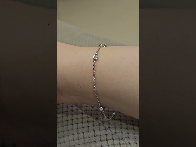 اسوارة ميسيكا فضية مزينة بأحجار زركون