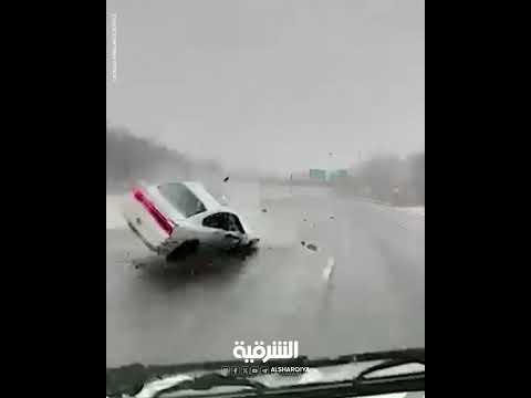 شاهد بالفيديو.. تحطم سيارة مدنية بعد انزلاقها في ولاية ماساتشوستس الأميركية بسبب تساقط الثلوج بكثافة