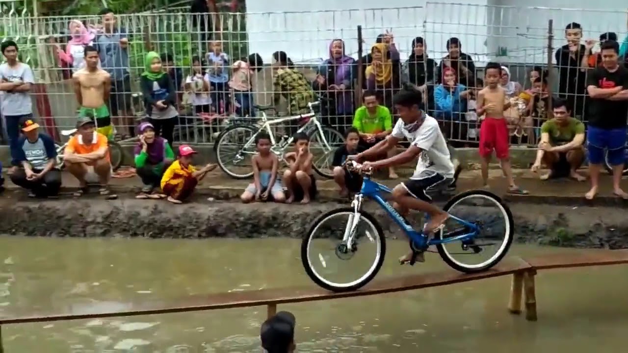 Entretenido juego de equilibrio en bicicleta