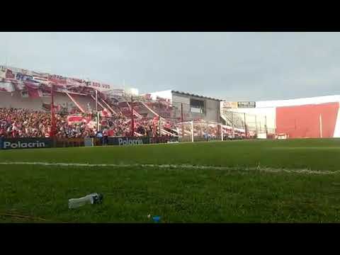 "Los 14 de Morón alentando en Córdoba." Barra: Los Borrachos de Morón • Club: Deportivo Morón