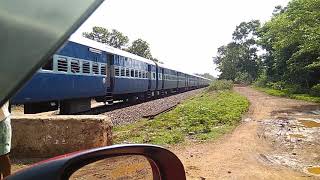 preview picture of video 'Joga Express at Addderi level crossing (Talaguppa to Bangalore)'