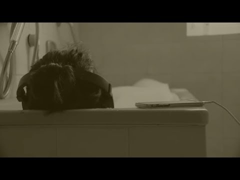 STROMTOD IN DER BADEWANNE: 16-jährige Münchnerin beim Handy aufladen gestorben