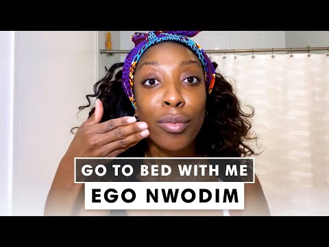 喜劇演員Ego Nwodim的夜間護膚程序｜和我一起睡｜Harper's BAZAAR (Comedian Ego Nwodim's Nighttime Skincare Routine | Go To Bed With Me | Harper's BAZAAR)