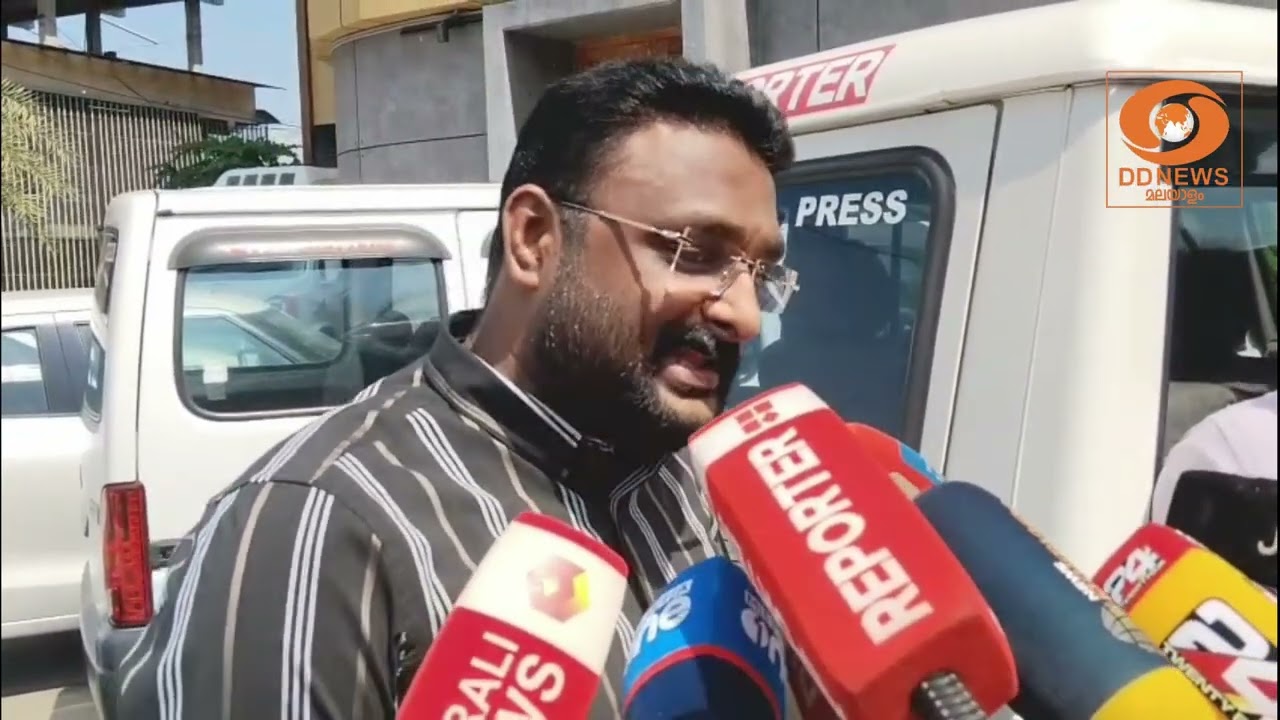 'ഡെസ്കിൽ പോലീസ് ഇരച്ചുകയറി, മാധ്യമപ്രവർത്തകരുടെ ഫോ?