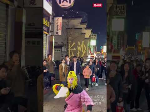 Vamos ver como #Monkey King usa uma técnica única para fazer panquecas em #Changsha, província de #Hunan.🙉🥞