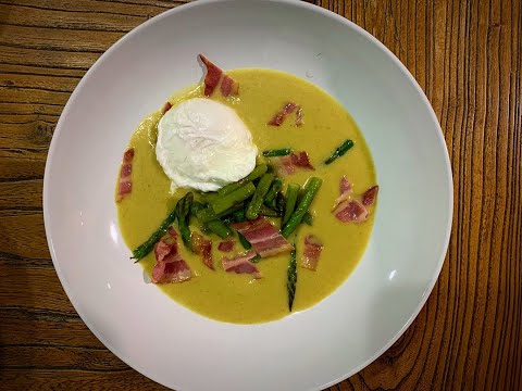 Sopa de curry y manzana, espárragos, huevo poché y bacon | ¡Da el pego gourmet!
