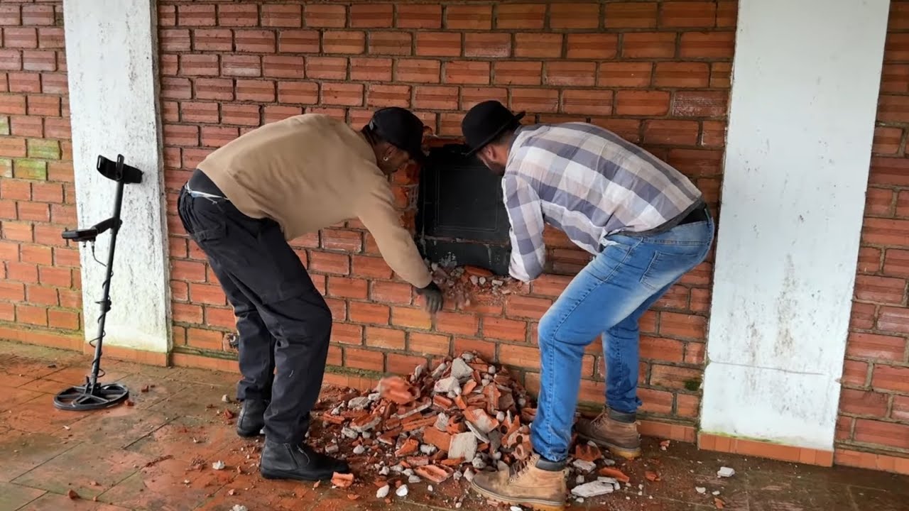 cofre de um narcotraficante encontrado atrás da parede do tesouro