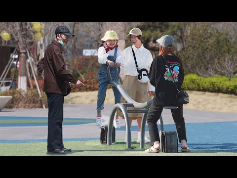 爺爺因腰痛沒法陪孫女玩蹺蹺板，接下來發生的一幕太暖心了...