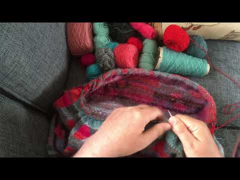 MAN KNITTING Stranded Colorwork with NO PATTERN or floats for 4 mins - freestyle stashbuster
