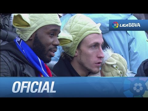 Aficionados animando a Yoda, vestidos de Star Wars