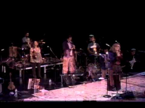 Theresa Tova, Lorin Sklamberg  and The Klezmatics sing Fargess Mich Nit (oyf yiddish)