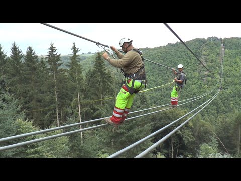 08.09.2015  Besucherparkplätze. Aufbau der Hängeseilbrücke.