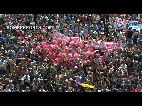 Francisco felicita a las madres