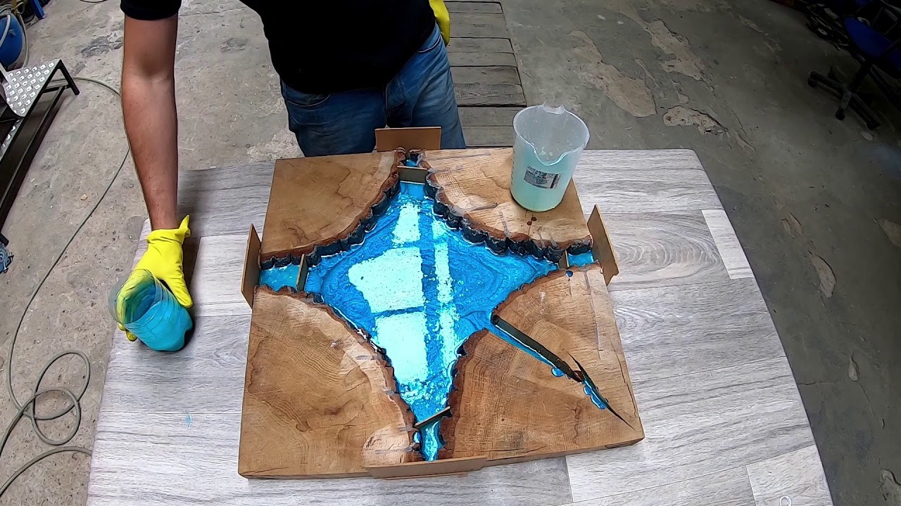 DIY: Piękny stolik kawowy z żywicy i dębu