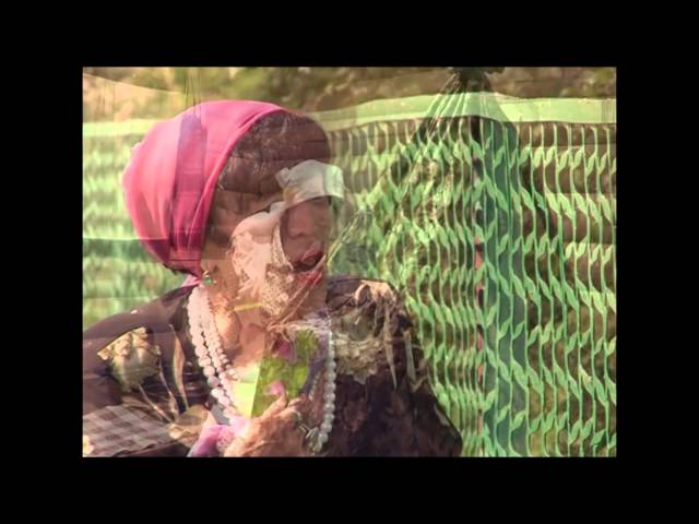 Разия Гайнуллина -  Әнкәм кабере янында.