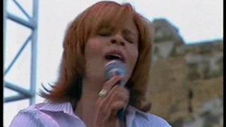 Aled Jones and Yazz sing Whenever God Shines His Light