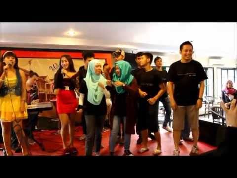 VR Team Building (Live on Stage)