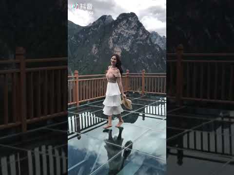 【抖音之最】在千米高空的玻璃栈道上，被小姐姐的眼神撩到了！