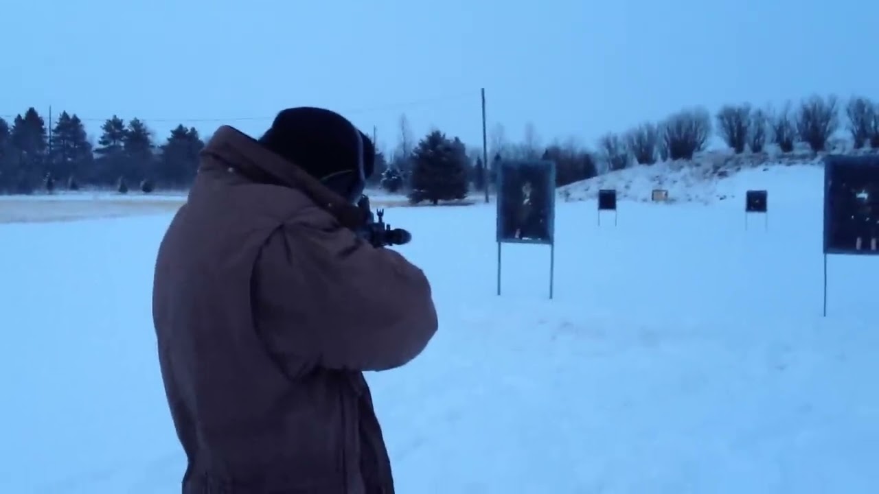 アメリカ軍で使用されているといわれる銃を発砲してきた。発砲音がいい。