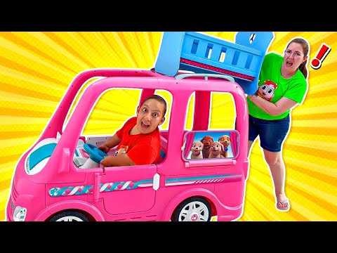 Maria Clara finge brincar de serviço de entrega com madrinha e JP - Família MC Divertida