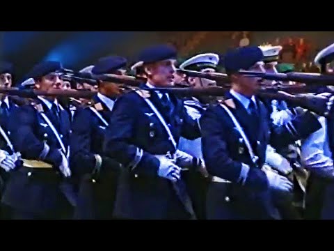Das Wachbataillon singt: Muss i denn, muss i denn zum Städtele hinaus - Marschmusik der Bundeswehr