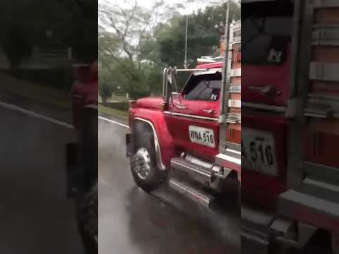Hermosa piragua por la vía a Puerto Lopez meta 😍😍😍 #trucks #ford #camionescolombianos