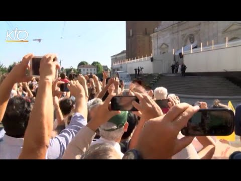 Le Pape François en prière devant le Saint Suaire