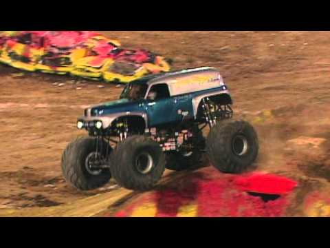 Monster Jam - Grave Digger the Legend Freestyle in Minneapolis, MN - Dec 7, 2013