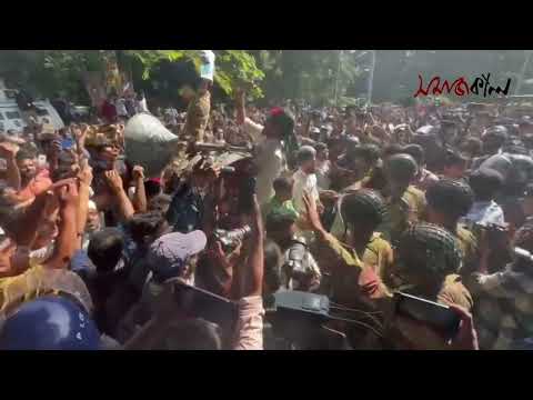 ধানমন্ডি-৩২ বুলডোজার মিছিল করেছে ঢাকা কলেজের শিক্ষার্থীরা