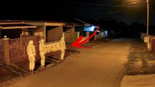 Download lagu The Appearance of a Group of Pocong Caught on CCTV #asupanhorror mp3