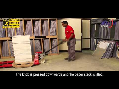 Demonstrating about stack easy hand pallet truck