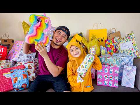 AQILA BUKA KADO HADIAH ULANG TAHUN NYA