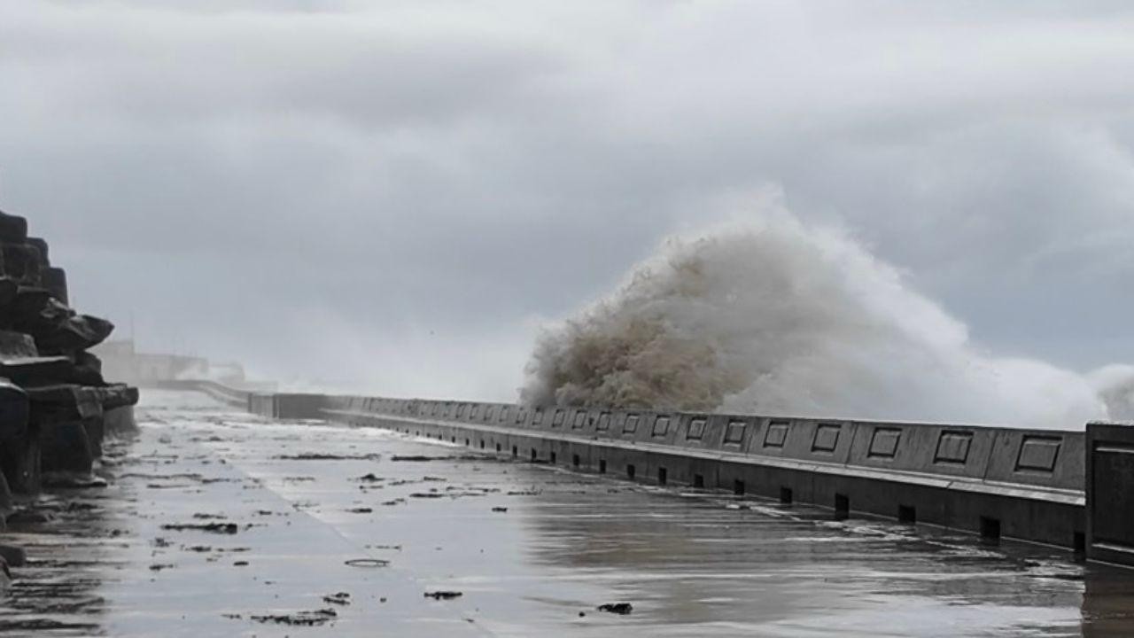New Year Day in Blackpool - 8.7m High Sea Tide Sweeps in!