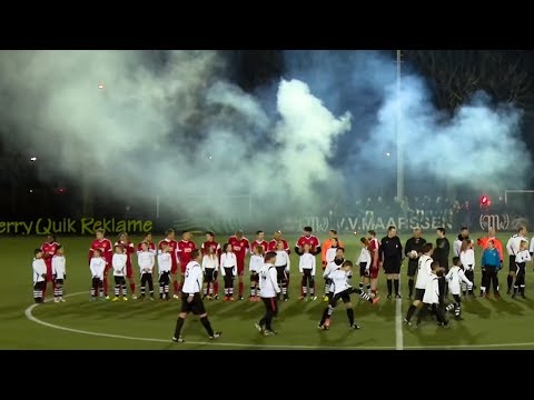Hooligans bij Creators FC, Bas krijgt elleboog stoot, Matthy trapt na (Creators FC - Maarssen)