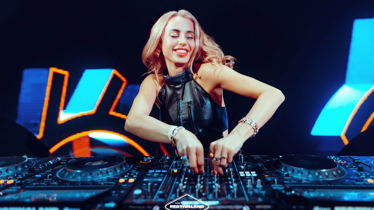 Juicy M live at Festivaland