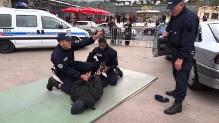 preview picture of video 'Arrestation musclée d'un dealer à Orléans - Drug dealer under arrest in France'