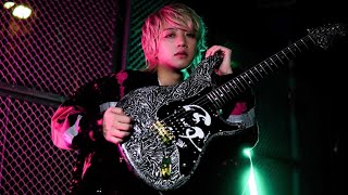 マイキ、シグネイチャーデザインのギターがデビュー致します!!