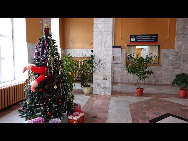 Необычная ёлку установили на ж/д вокзале