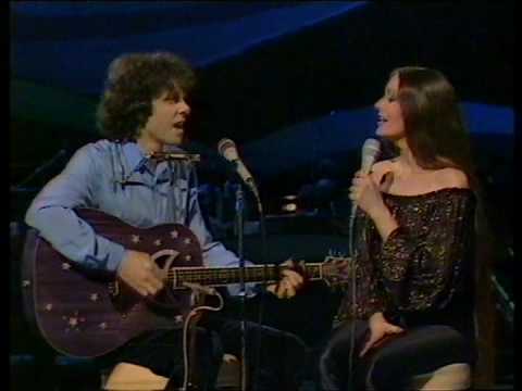 Donovan & Crystal Gayle Weave Magic With ‘Catch The Wind’