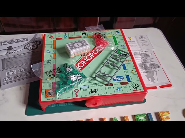 Vídeo relacionado con Hasbro Gaming Monopoly Grab and Go, Juegos de Mesa Portatiles, 2 a 4 Jugadores, a Partir de 8 Años, Habilidad y Estrategia, Regalo de Cumpleaños