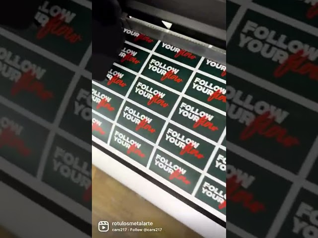 Vídeo relacionado con Pegatinas Real Madrid impermeables y reutilizables : Paquete de pegatinas: 44 stickers fútbol, Optimas pegatinas para móvil, ordenador, maleta, tablet, etiqueta para botellas… │ Producto Oficial