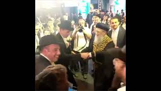 מרן הראשון לציון הגאון רבי דוד יוסף שליט"א בחתונה לבנו של ראש עיריית בית שמש הרב שמואל גרינברג#חתונה (מוסדות יחווה דעת) - התמונה מוצגת ישירות מתוך אתר האינטרנט יוטיוב. זכויות היוצרים בתמונה שייכות ליוצרה. קישור קרדיט למקור התוכן נמצא בתוך דף הסרטון