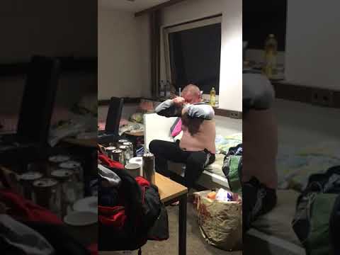 Betrunkener Pole versucht sich Hose über den Kopf zu ziehen