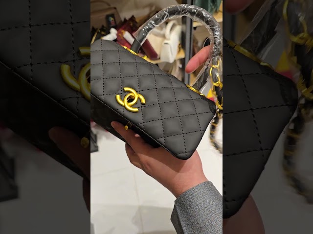 شنطة شانيل جلد اسود مطفي مقاس 20 - لوقو ذهبي