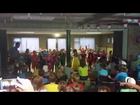 Groep 3-4 van de Schoof tijdendes de bonte avond op het schoolkamp 2014.
